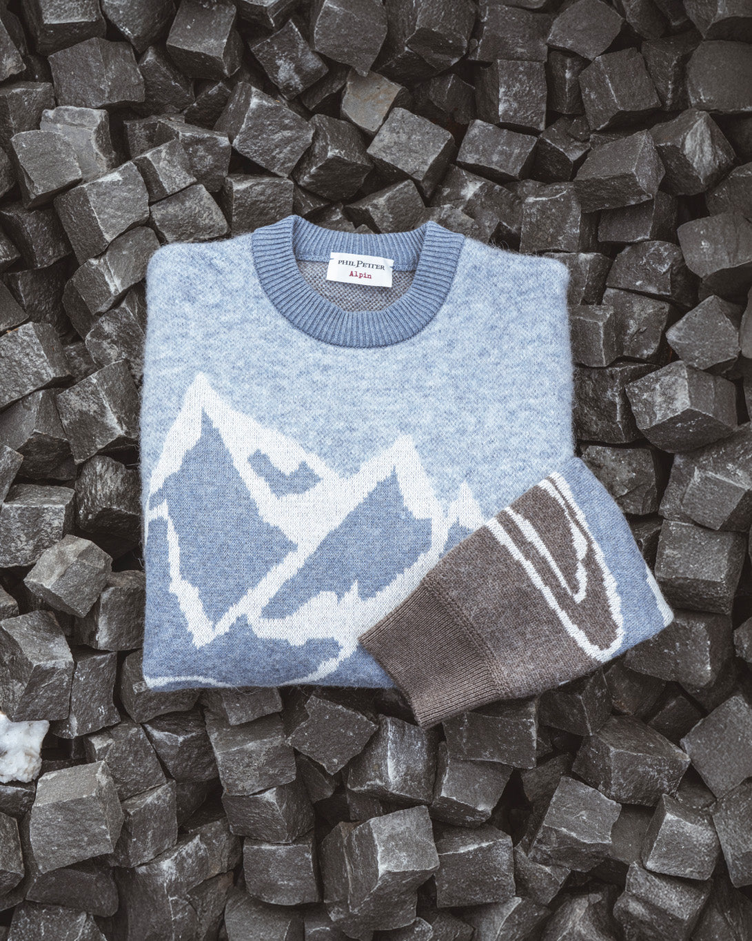 Rundhalspullover mit Alpin-Bergmotiv, modern fit