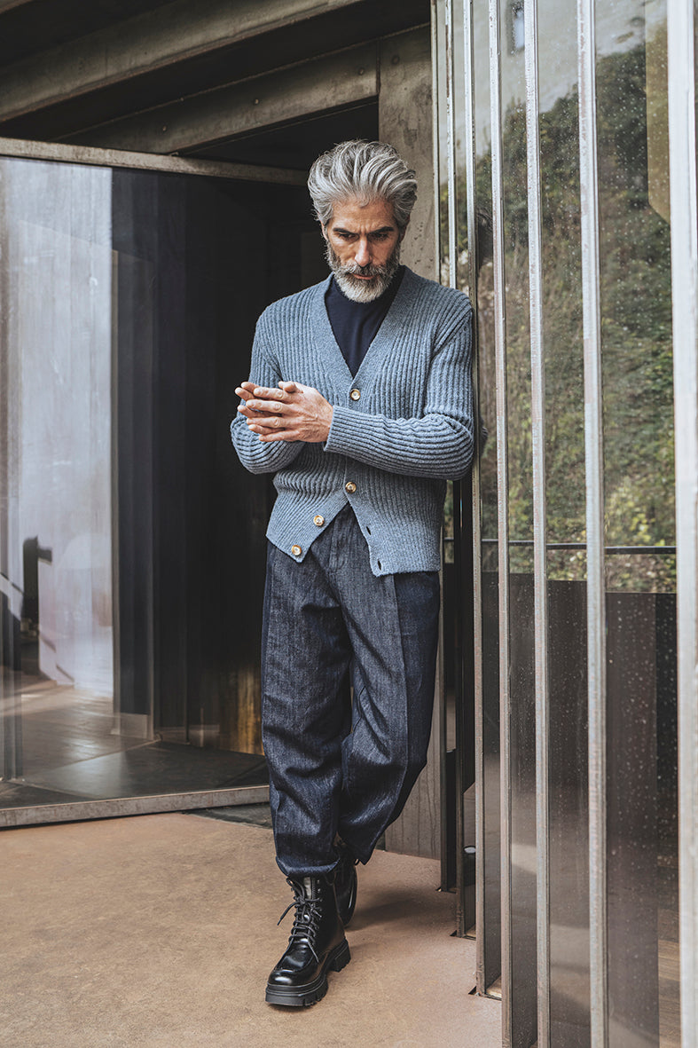 Cardigan aus leichtem Merino-Bouclé-Garn in Rippenstruktur, regular fit