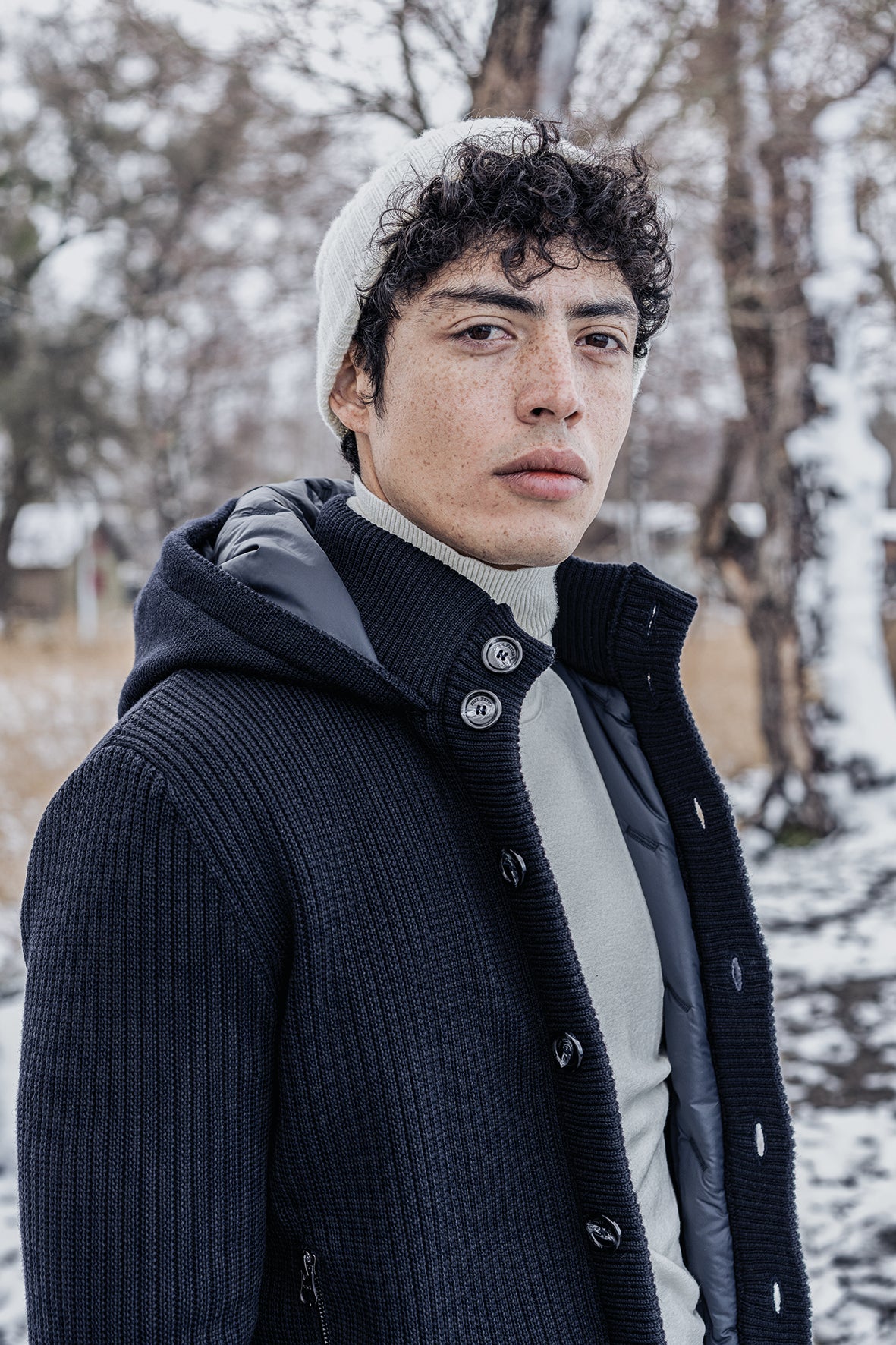 Kapuzen-Strickjacke aus Merinowolle und Steppfütterung