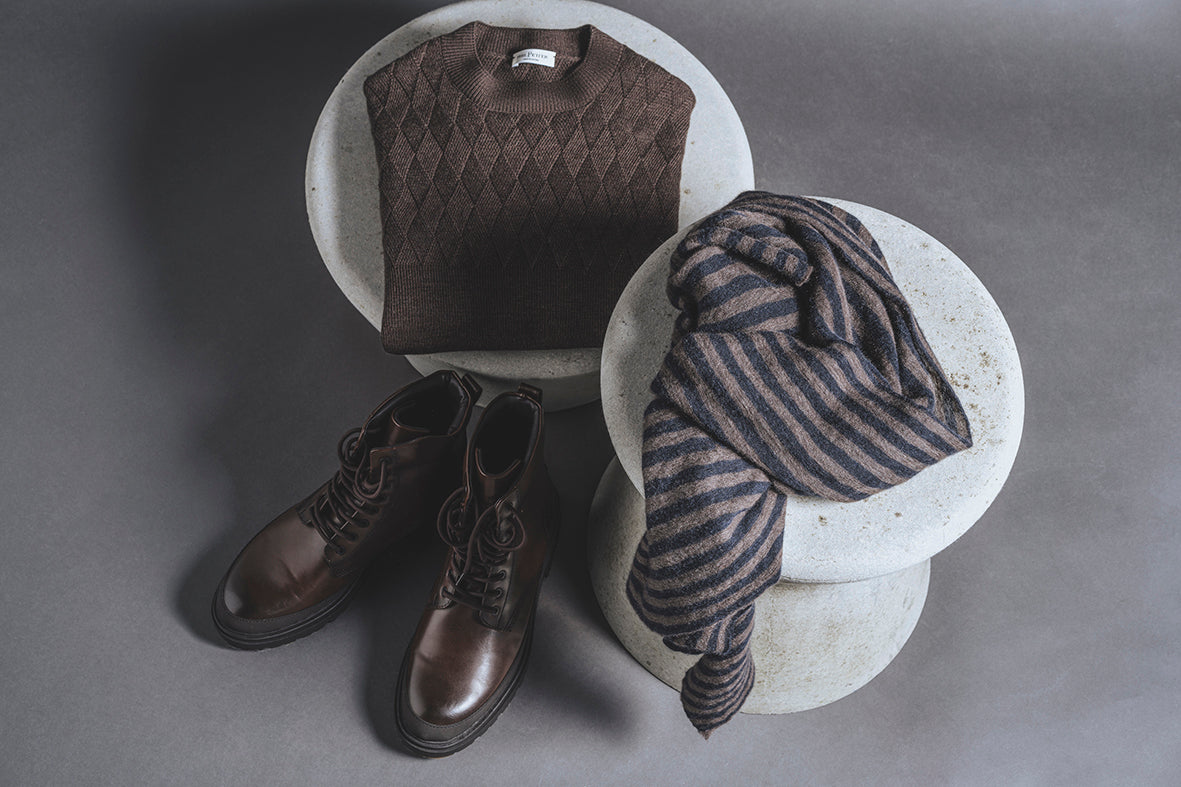 Rundhalspullover mit maskuliner Rhombenstruktur über die Schulterpartie, 100% Merinowolle