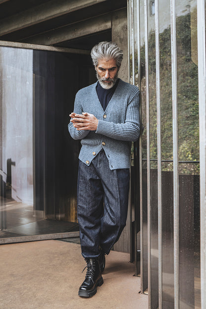 Cardigan aus leichtem Merino-Bouclé-Garn in Rippenstruktur, regular fit