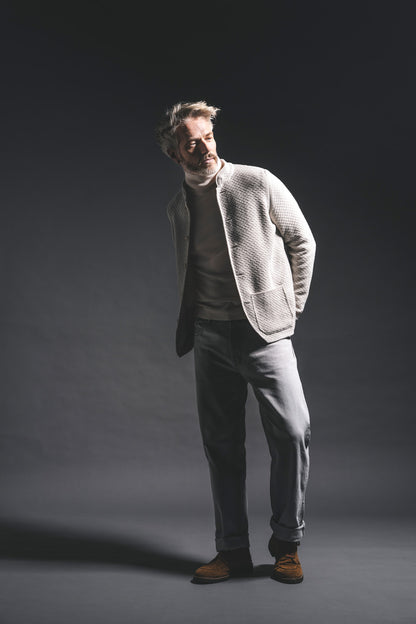 Strickjanker aus Lambswool-Streichgarn mit Stehkragen, relaxed fit