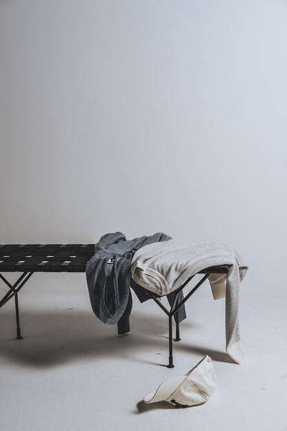 Kapuzen-Zippjacke in Sweater-Optik aus leichtem Merino-Bouclégarn, relaxed fit