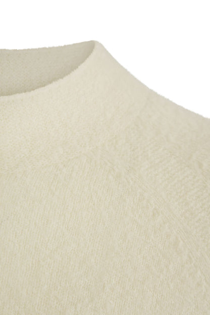 Pullover mit  Stehkragen aus leichtem, elastischem Merino-Bouclégarn, regular fit