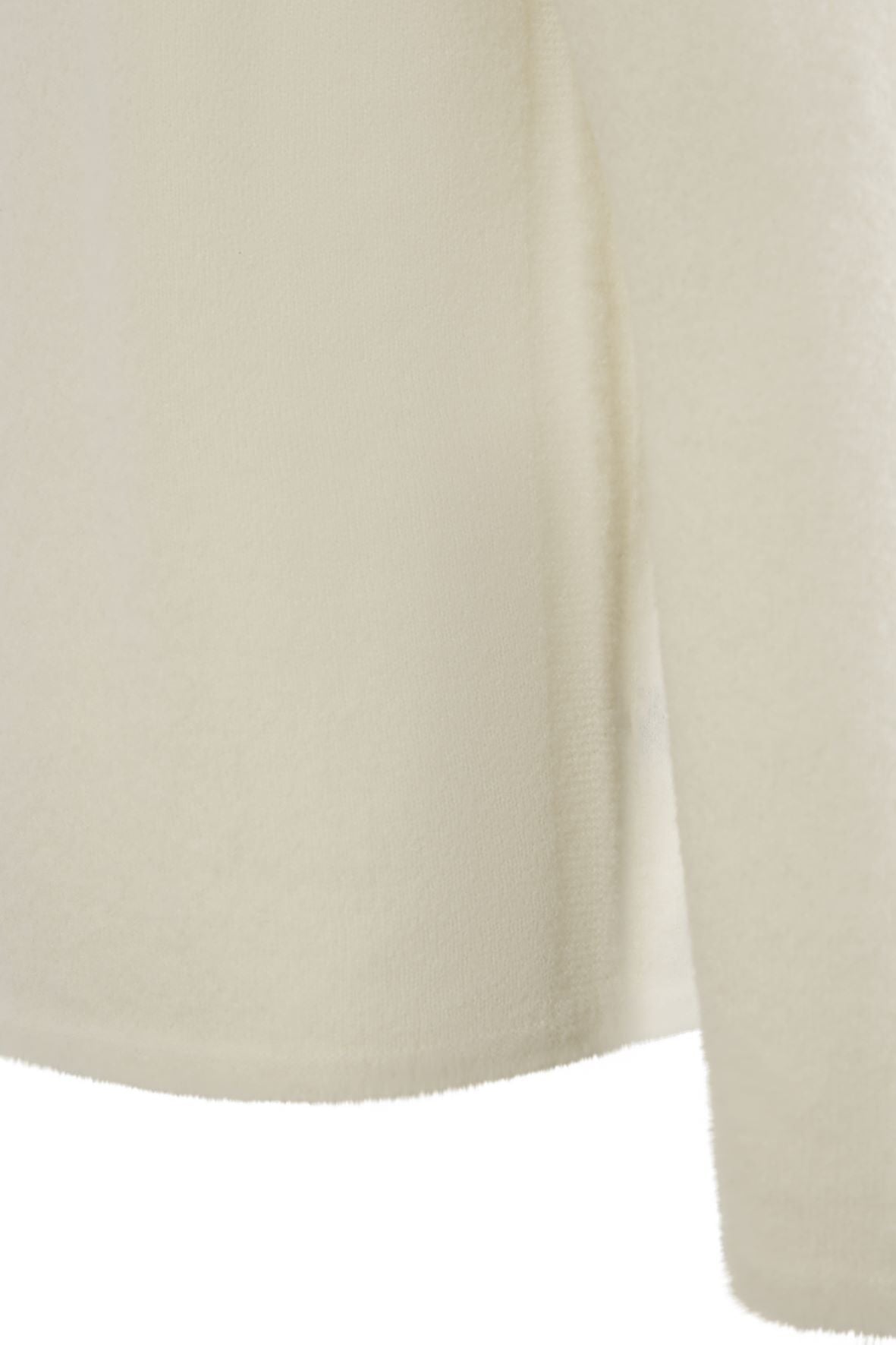 Pullover mit  Stehkragen aus leichtem, elastischem Merino-Bouclégarn, regular fit