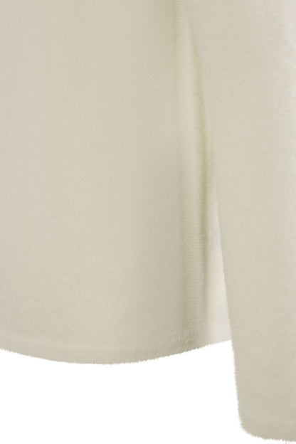 Pullover mit  Stehkragen aus leichtem, elastischem Merino-Bouclégarn, regular fit